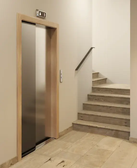 Elevador del edificio, junto a la escalera de acceso