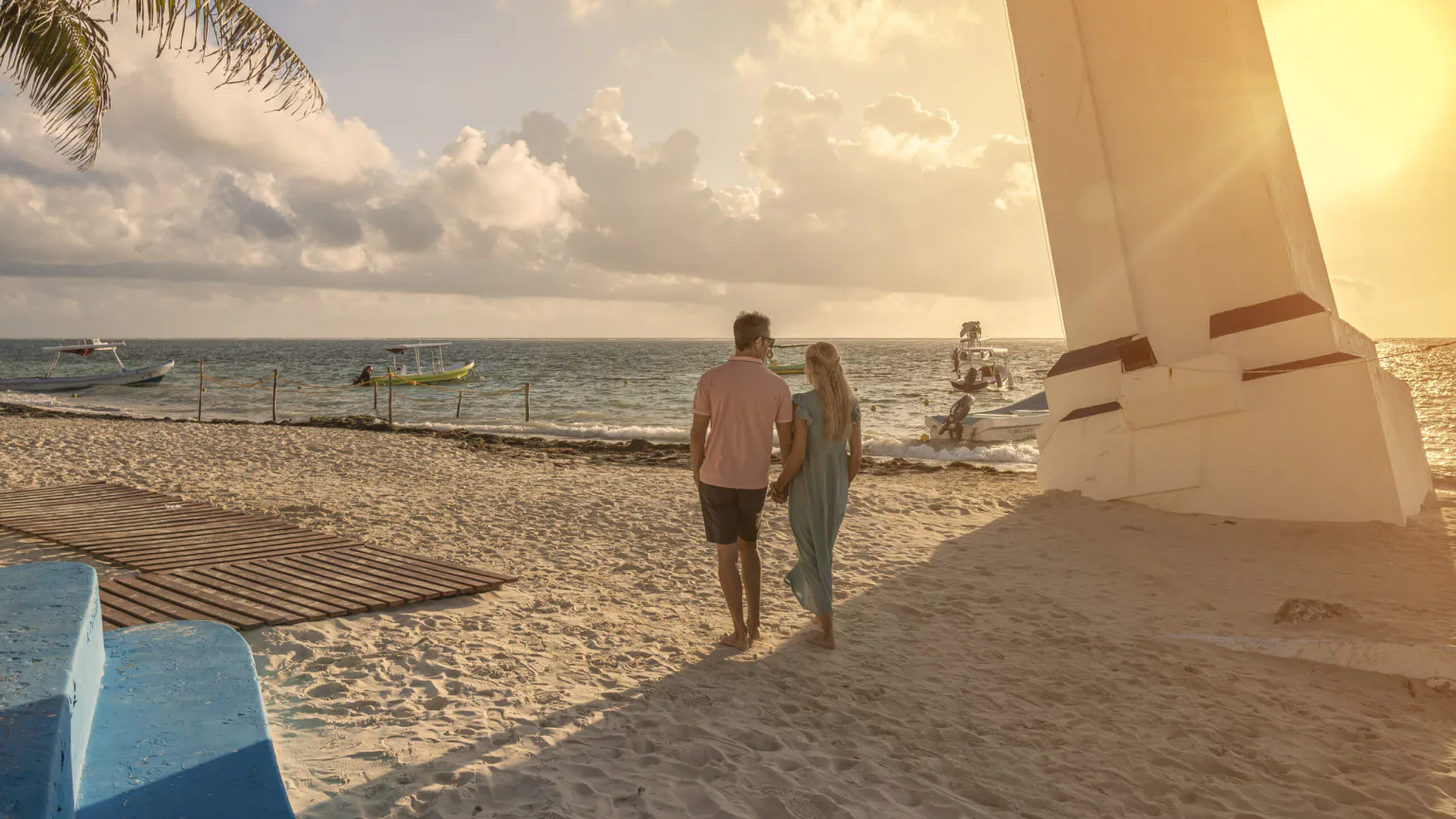 Pareja caminando en la playa Puerto Morelos cerca del faro inclinado estilo de vida.