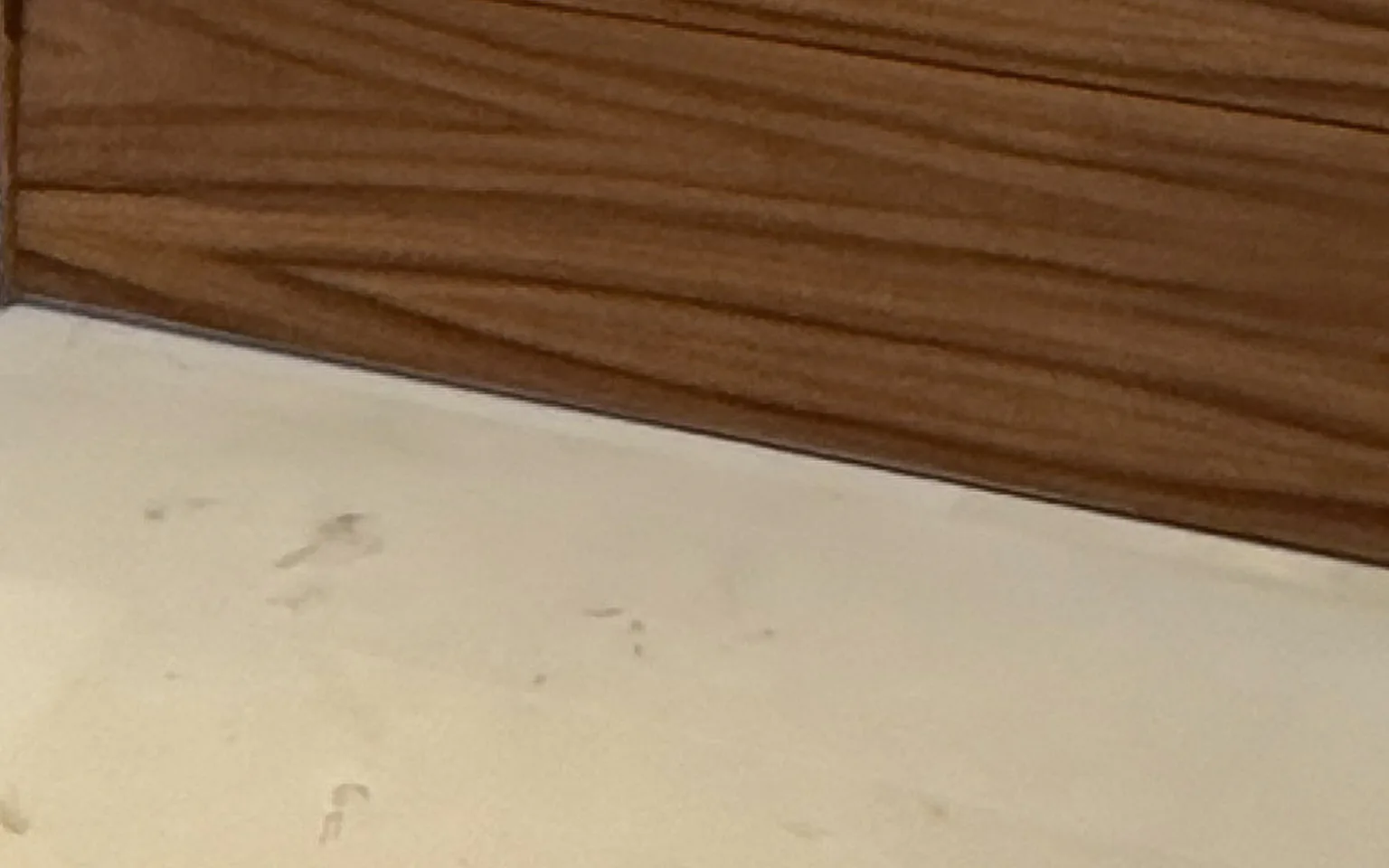 Detalle texturas madera tzalam y marmol acabados premium Village BLU